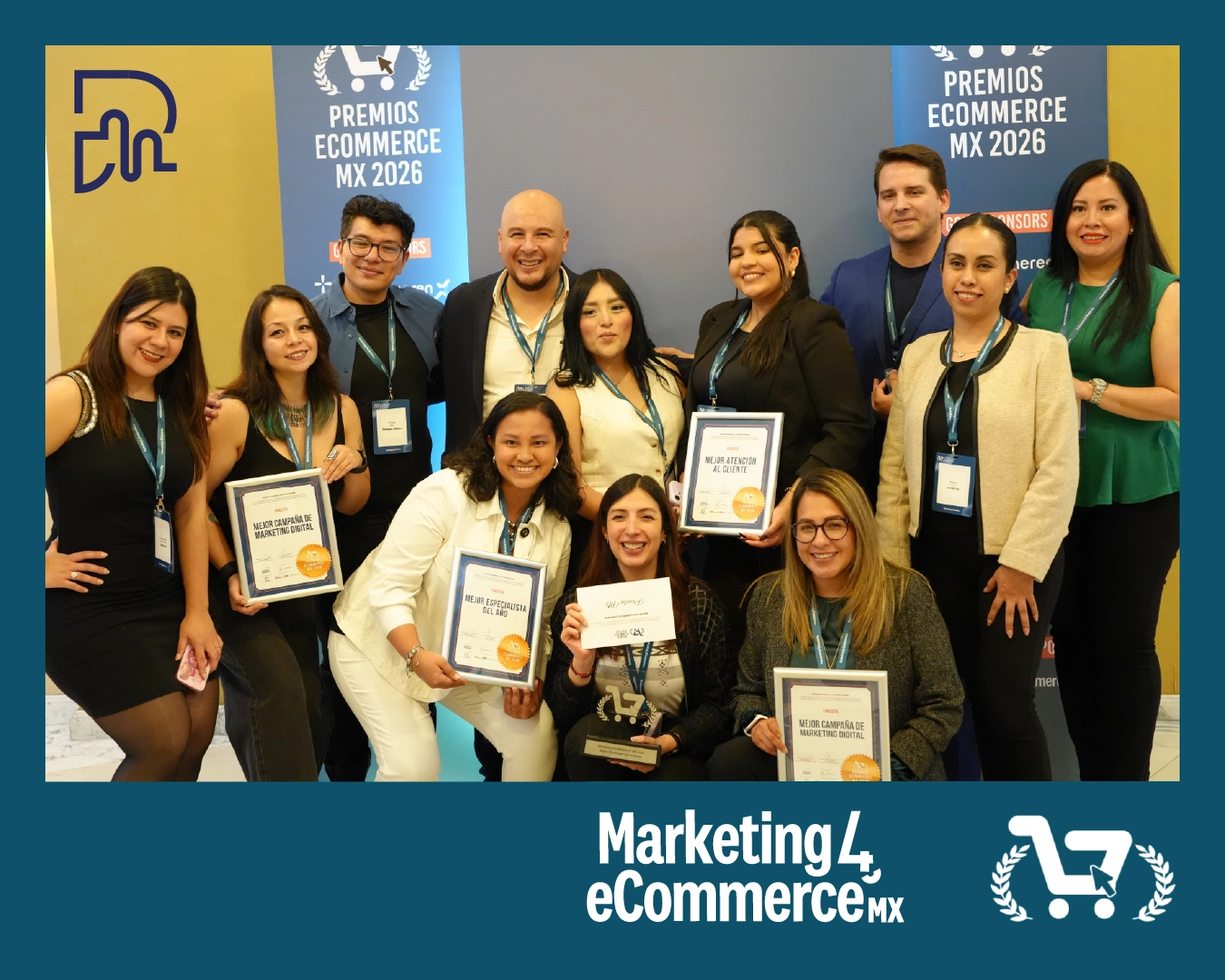 Equipo y asistentes en Premios eCommerce 2026 junto al backdrop del evento