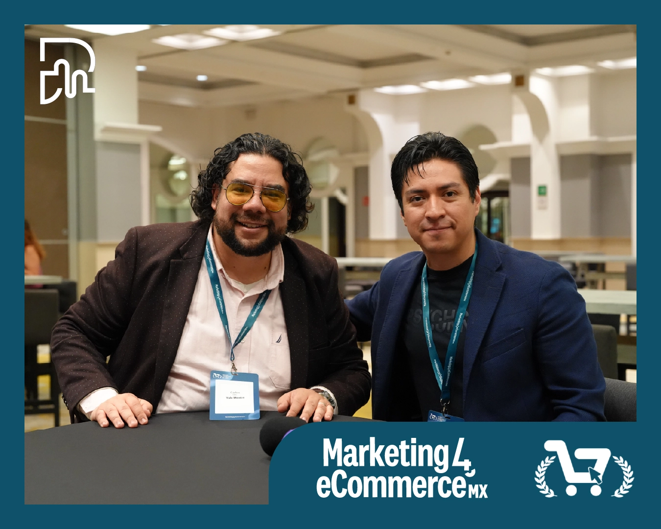 Miguel Salomón junto a asistente durante Premios eCommerce 2026